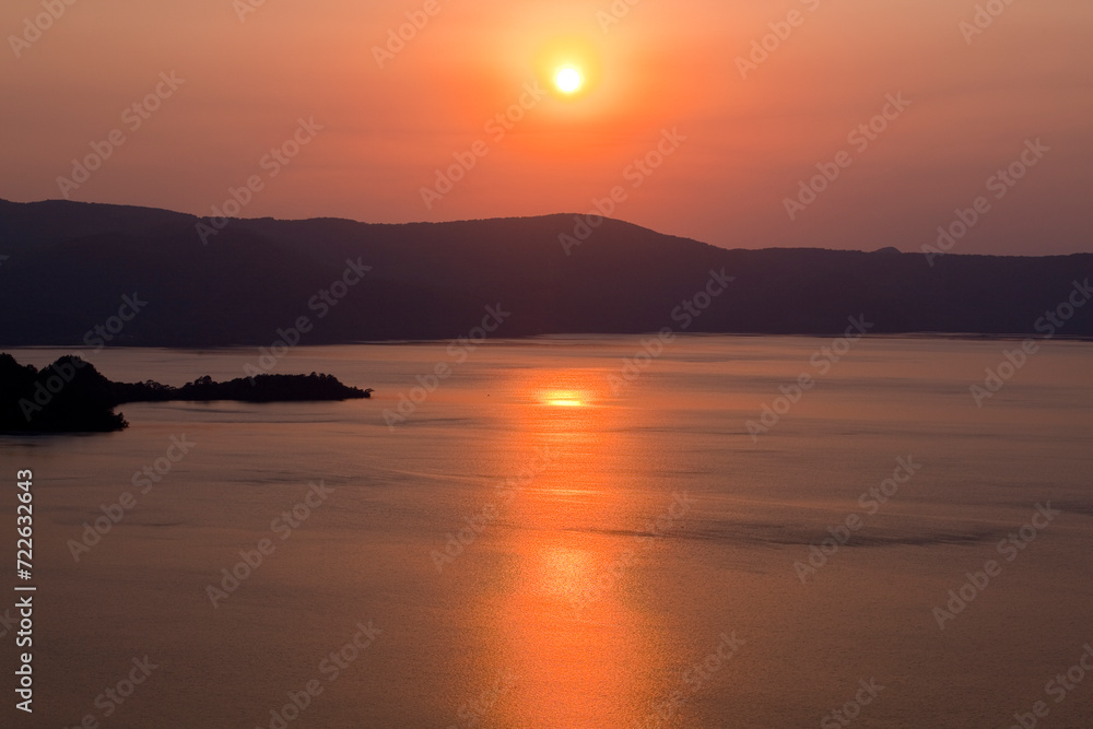 十和田湖の瞰湖台から中山崎の夕日