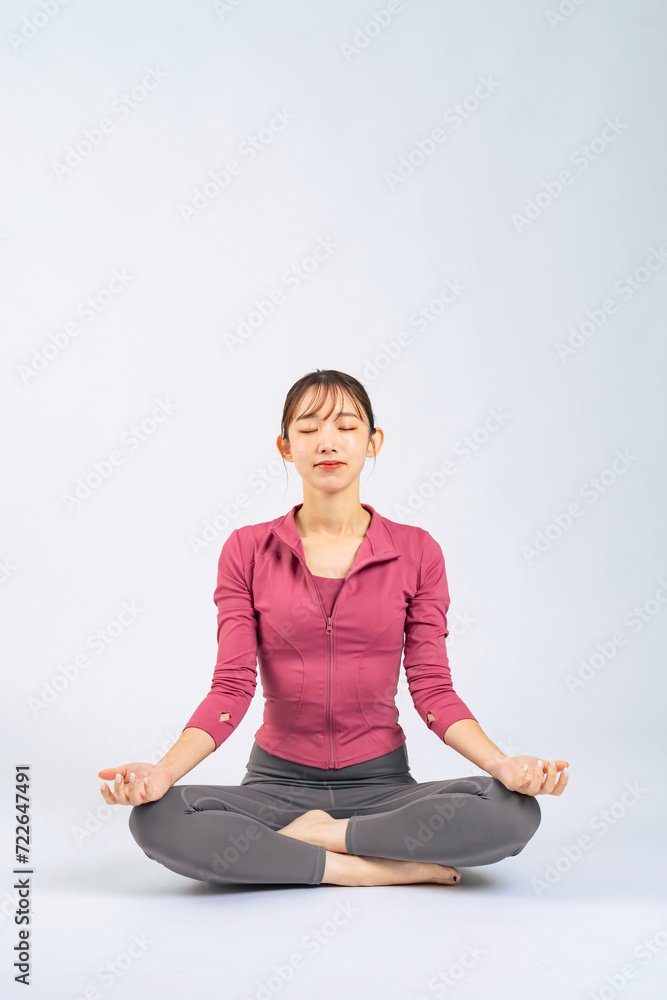 瞑想するスポーツウェアを着た女性　ヨガ　マインドフルネス