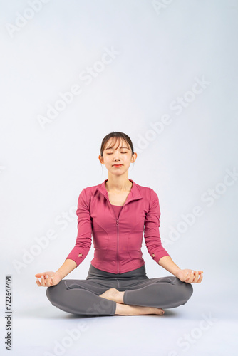 瞑想するスポーツウェアを着た女性 ヨガ マインドフルネス