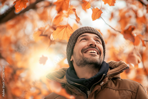 Homem agasalhado com blusa sorrindo ao ar livre no outono