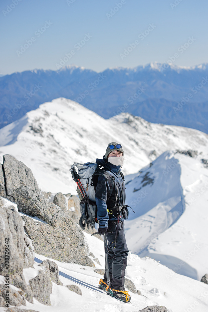 冬の木曽駒登山する女性