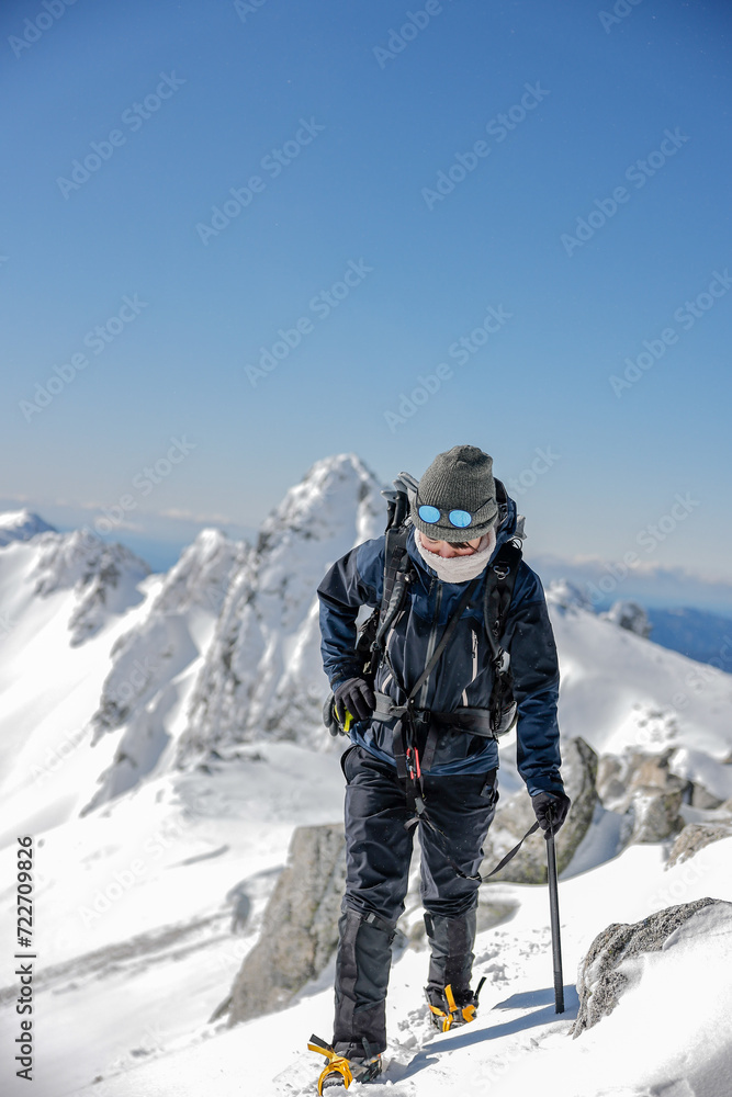 冬の木曽駒登山する女性