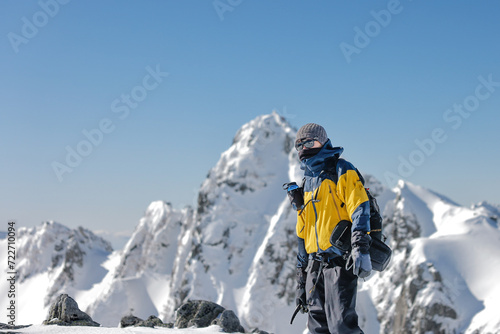 木曽駒登山する男性