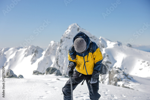 木曽駒登山する男性