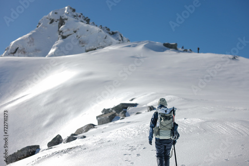 冬の木曽駒登山する女性
