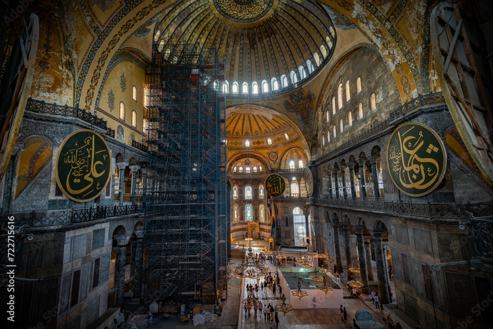 Fototapeta premium Paisaje típico de la ciudad con antiguas mezquitas en la ciudad árabe arquitectura islámica en estructura urbana religión islámica tradición cultural en la ciudad turca