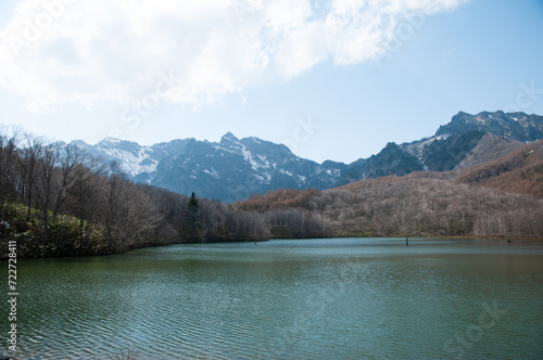 雪の残る山と湖