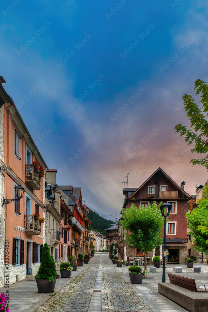 Viella is the capital of the Aran Valley and the head of the municipality of Viella and Medio Arán, in the province of Lérida. located at 974 m high. Spain