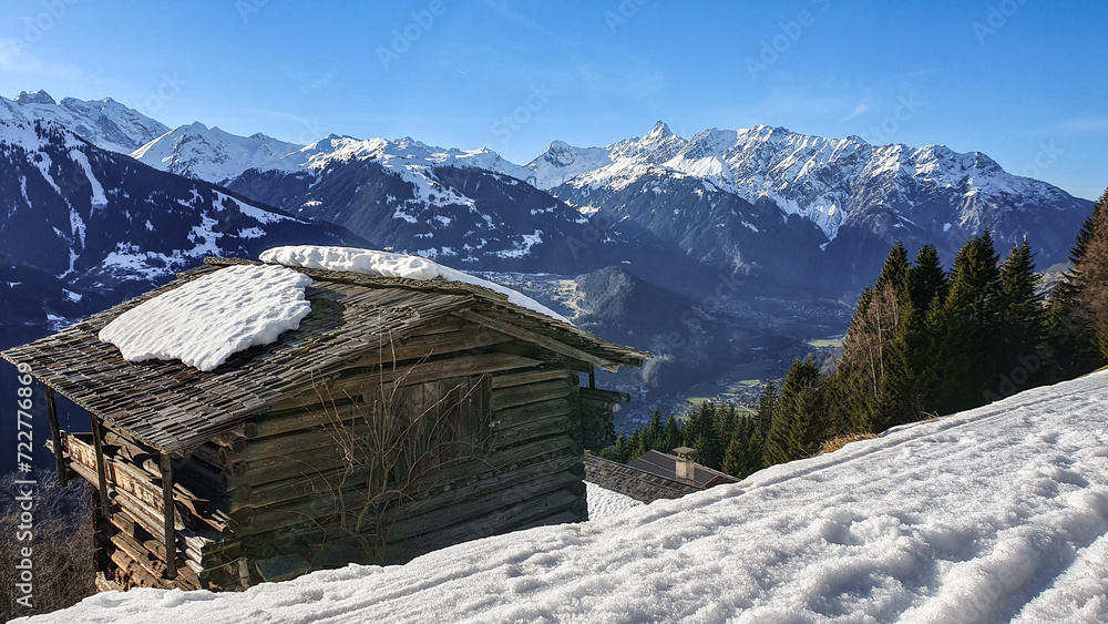 Schruns, Österreich: Eine Berghütte in alpiner Winterlandschaft