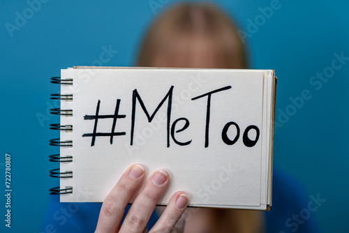 Kobieta trzyma w rękach hasło #MeToo