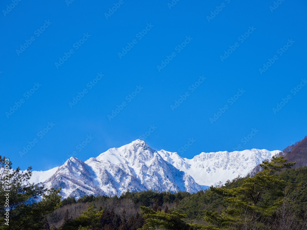 冬の日本の南アルプス山脈の雪景色
