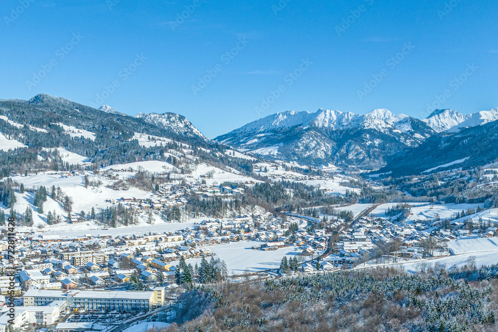 Blick ins winterliche Ostrachtal zwischen Sonhofen und Bad Hindelang