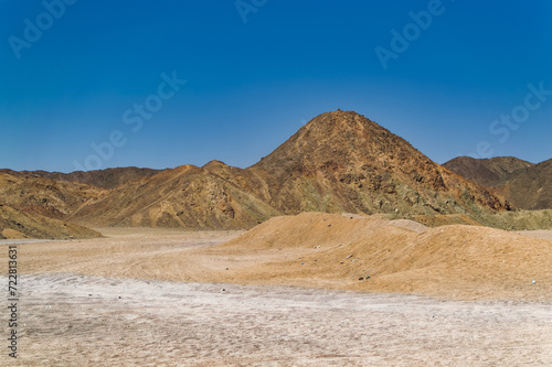 Obraz na płótnie Daily scene from Egyptian desert during hot sunny day. w salonie