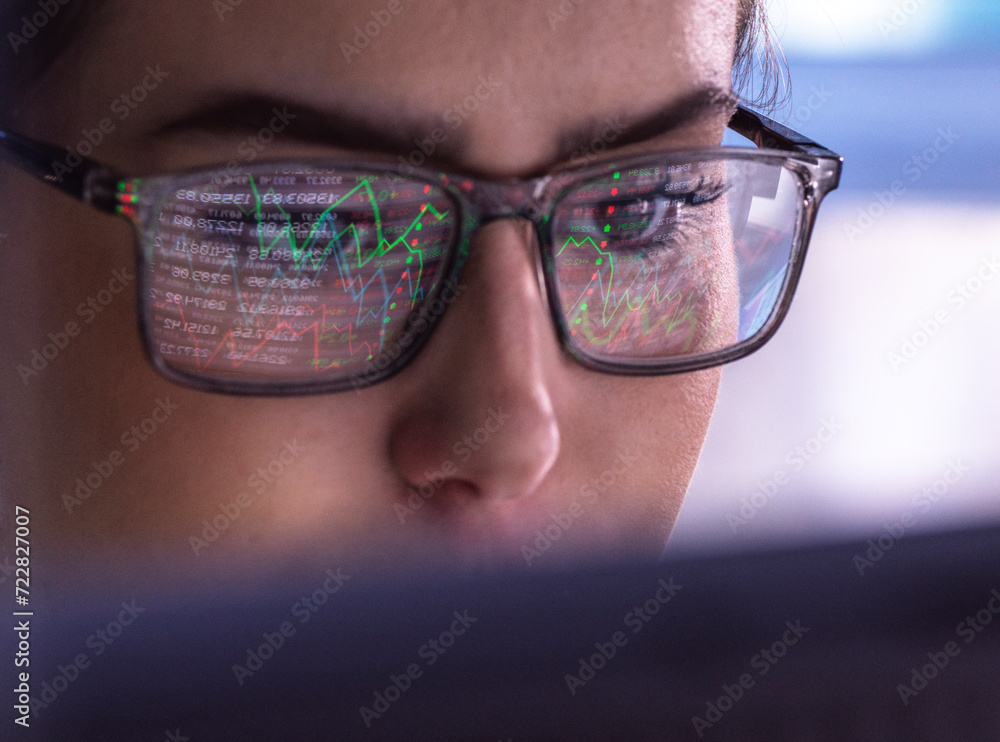 © Westend61 - Businesswoman wearing eyeglasses analyzing financial market data on computer © Westend61 - Businesswoman wearing eyeglasses analyzing financial market data on computer