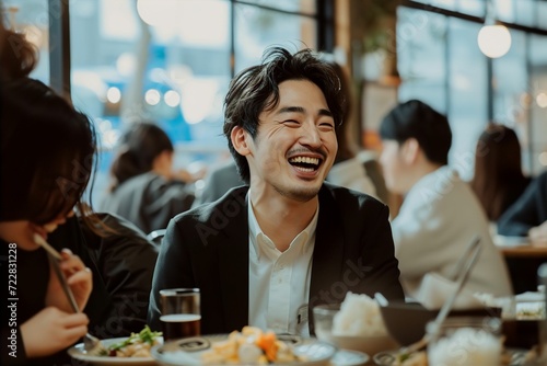 同僚とランチを食べて談笑する日本人会社員（ビジネスマン・休憩・食事・昼ごはん） photo