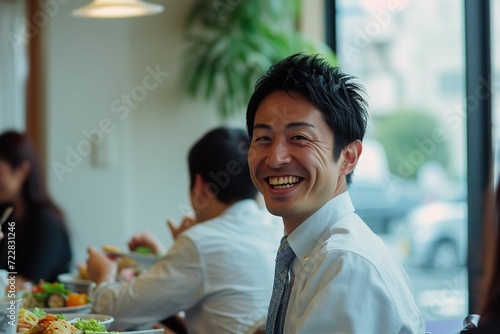 同僚とランチを食べて談笑する日本人会社員（ビジネスマン・休憩・食事・昼ごはん）