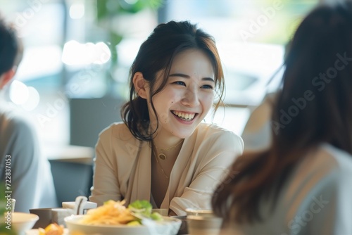 同僚とランチを食べて談笑する日本人女性の会社員（ビジネスウーマン・休憩・食事・昼ごはん） photo