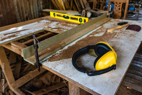 Foto Carpenter tools and headphones gear on carpentry woodworking bench
