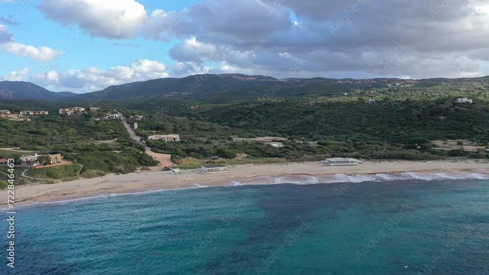 survol des plages d'isola rossa en Sardaigne du nord	