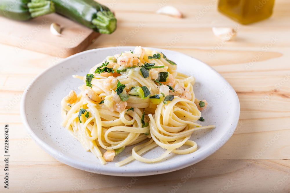 Spaghetti with shrimp and courgettes. Balanced and nutritious dish suitable for lunch and dinner.