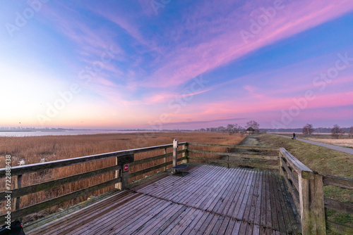 Auf einer Aussichtsplatform vor Sonnenaufgang am Bodden vor Zingst.