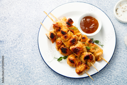 Foto Homemade chicken skewers with mango chutney