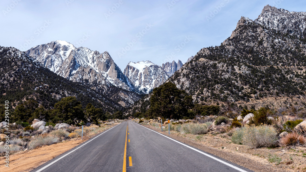 Fototapeta premium Road to Mt Whitney in Eastern Sierra California USA - 4K Ultra HD Image