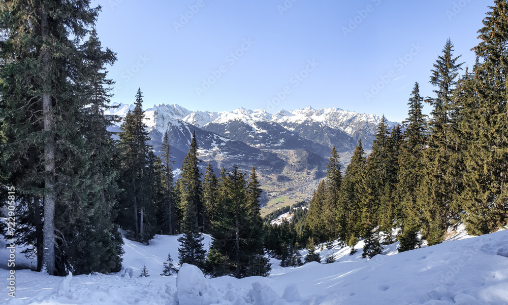 Schruns, Österreich: Der Rätikon hinter den von den Alpen umschlossene Ort