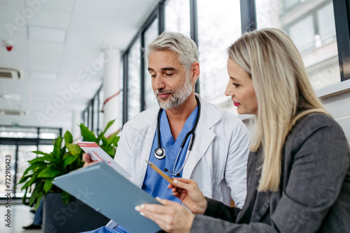 Φωτογραφία Pharmaceutical sales representative talking with doctor in medical building