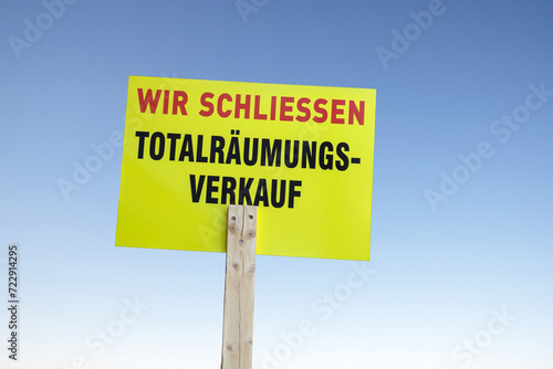 Werbeschild, Wir schliessen, Totalräumungsverkauf photo