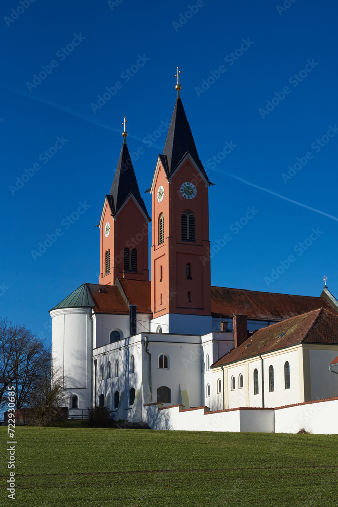 Fototapeta premium Wallfahrtskirche Maria Hilf Vilsbiburg im Winter