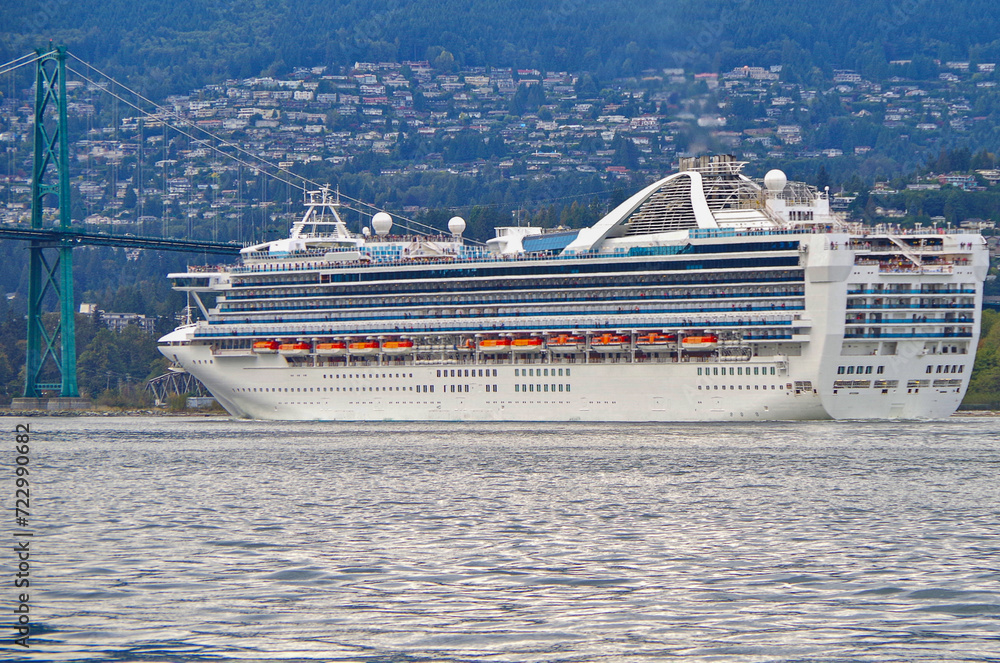 Kreuzfahrtschiff Grand geht auf Alaska-Kreuzfahrt von Vancouver, Kanada - Modern Princess cruiseship cruise ship liner in Vancouver for Alaska cruising	