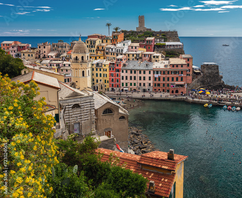 Fotografia The town of Vernazza with the bell tower of church of Santa Margherita d'Antiochia as it seen from the Azure Trail