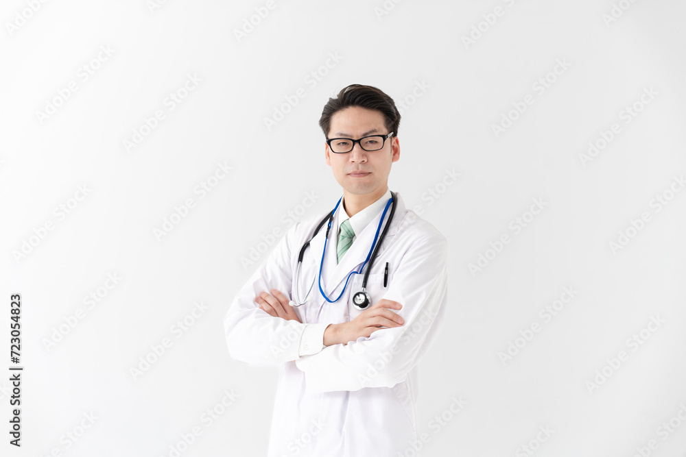 腕組みする医師 腕組みする医師