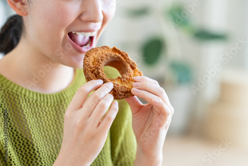 ドーナツを食べる若い女性