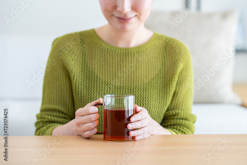 お茶を飲む若い女性