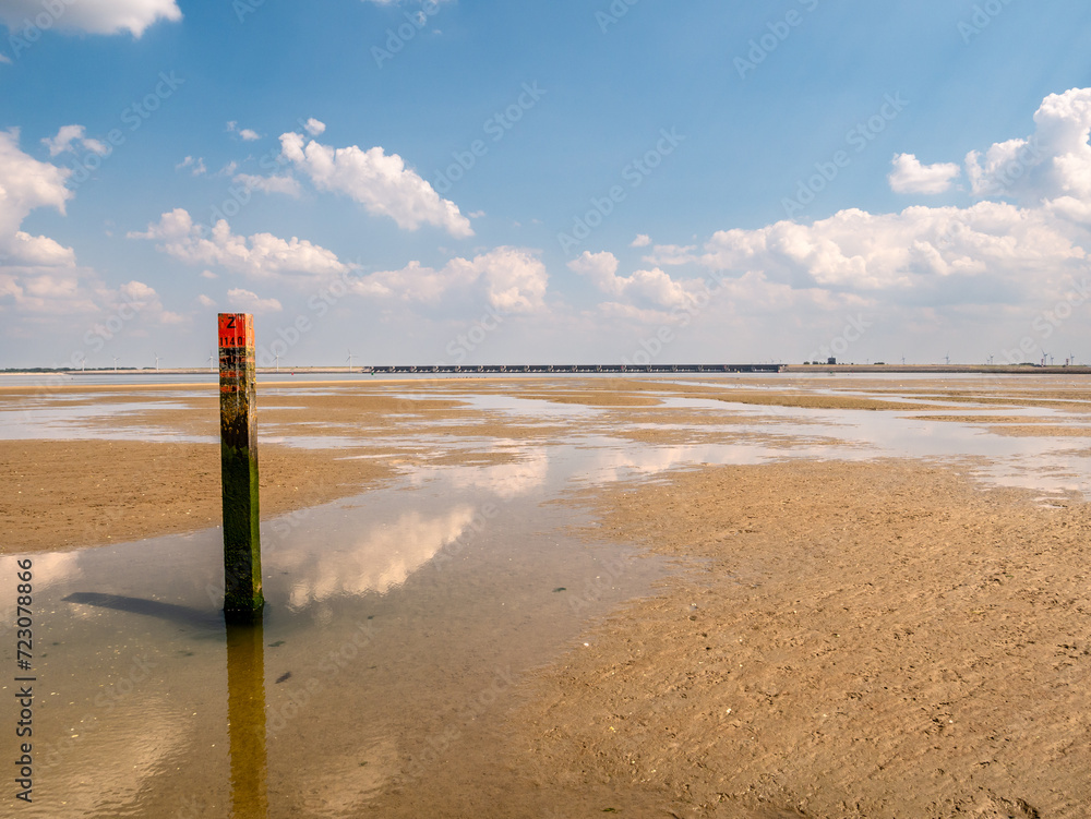 Φωτογραφία Beach pole with red top in Slijkgat near Haringvlietdam, South Holland, Netherla