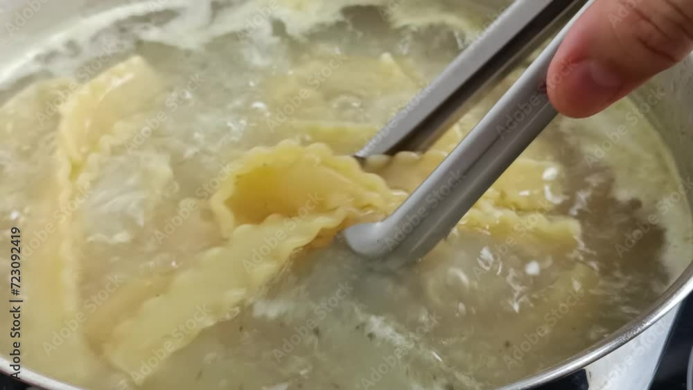 pâtes en cuisson dans une casserole d'eau bouillante