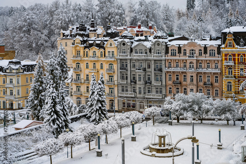 Obraz na płótnie Friedensplatz mit Hotels in Marienbad w salonie