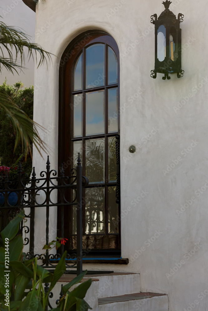 Fototapeta premium Mediterranean style building with arched front door