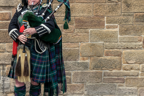 Tablou canvas Scottish bagpiper dressed in traditional kilt in Edinburgh, Scotland (with copy