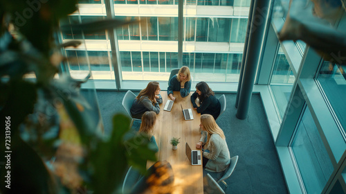 réunion de femme d'affaires dans un bureau moderne d'une tour d'entreprise, vue zénithale, haut plafond  photo