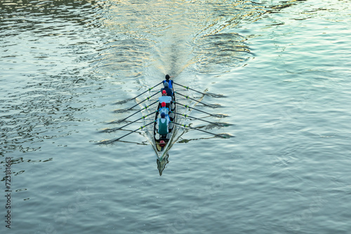 Fotografi aerial of rower at the river in an five people boat