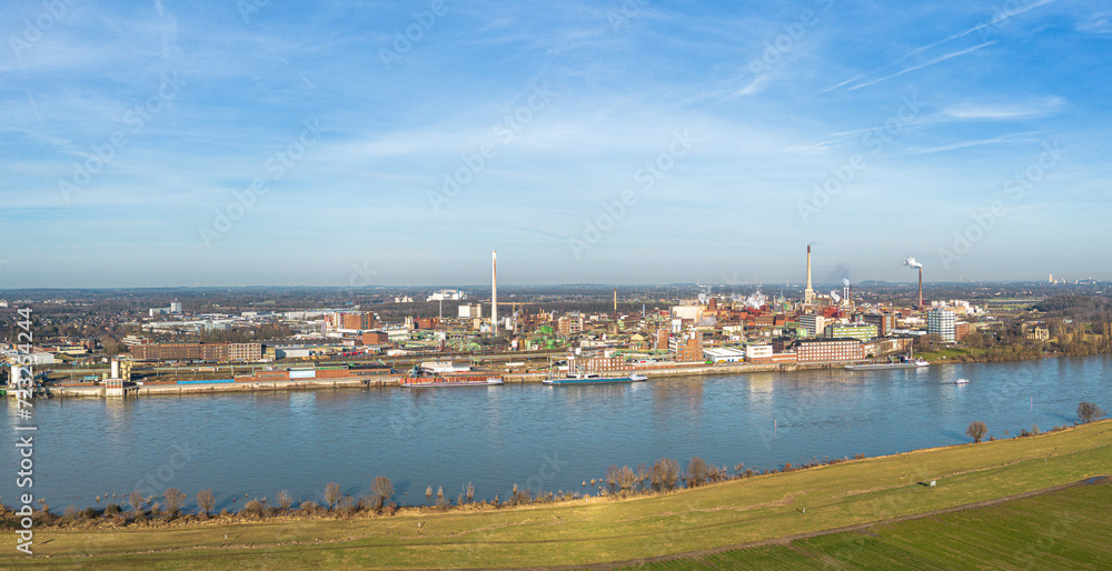 Luftbild des Chemieparks in Krefeld Uerdingen über dem Rhein