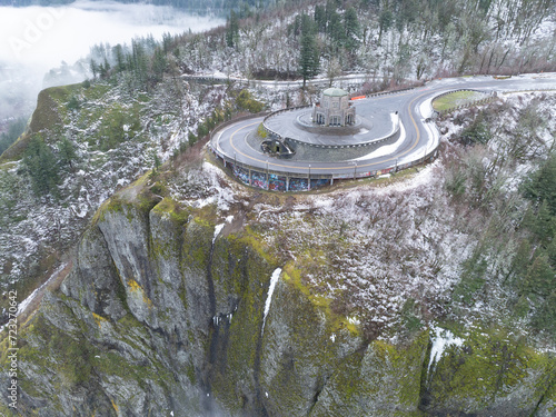 Obraz na plátně A light dusting of snow covers the Columbia River Gorge near the Crown Point Vista House