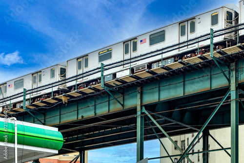 Tableau sur toile The aerial tramway running on the rails of The Bronx, which is a borough of New York City (USA), under a clear blue sky