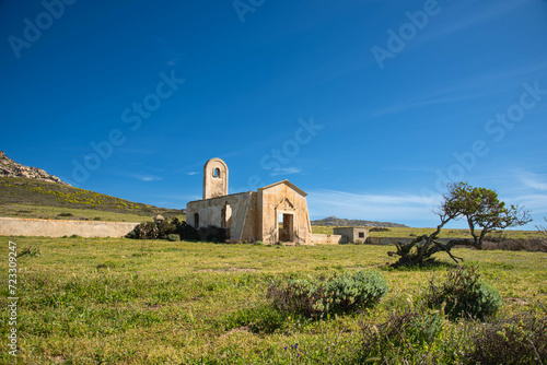 Chiesa antica nell'isola di Asinara in Sardegna.