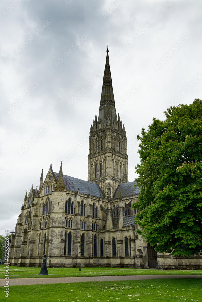 Kathedrale in Salisbury an einem wolkigen Tag