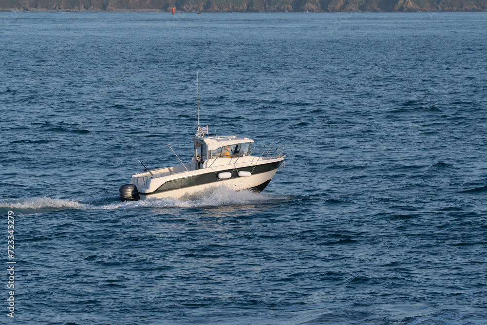 Une petite vedette qui rentre au port Une petite vedette qui rentre au port