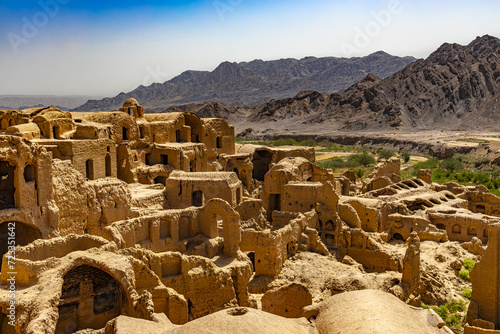 Obraz na płótnie Iran, Yazd province. Village of Kharanaq dating back to 4500 years ago. The old town, also known as Kharanaq Castle, one of the largest adobe structures (earth, clay and organic materials) in Iran w salonie